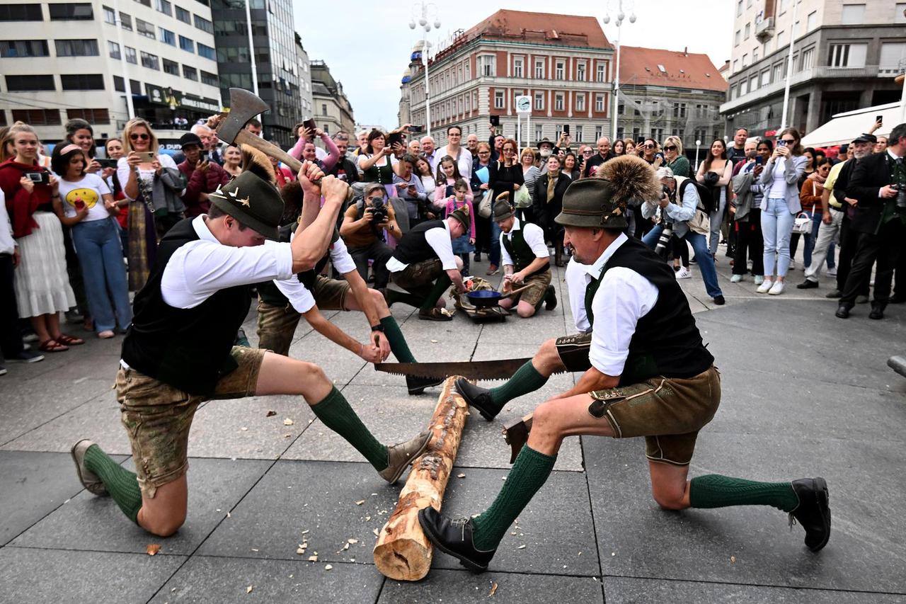 Zagreb: Folklorna skupina iz Austrije zabavljala prolaznike na glavnom gradskom Trgu
