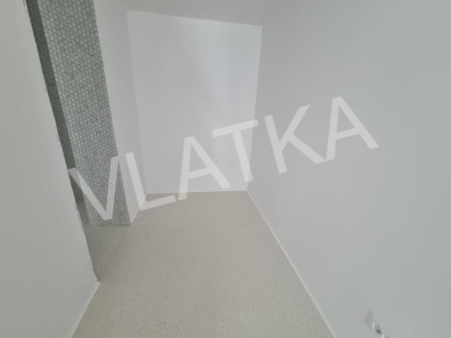 Okućnica od preko 1.500 m² ima i moderan bazen koji je opremljen novim sustavima za optimalnu funkcionalnost. Terase pružaju pogled na okolicu, dok četiri parkirna mjesta osiguravaju dovoljno prostora za vozila. 