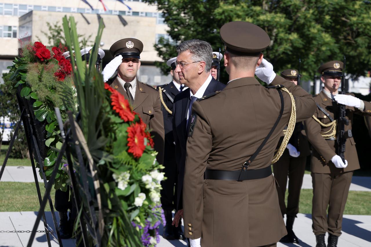 Zagreb: Andrej Plenković i članovi Vlade položili vijence u znak obilježavanja Dana državnosti