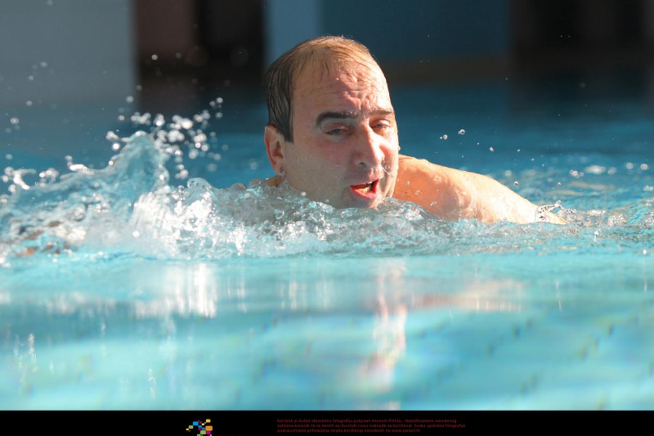 '15.12.2010., Zadar - Popularni zadarski pjevac Mladen Grdovic odlucio je stati na kraj bevandama nakon sto mu je oduzeta vozacka dozvola. Upisao se u teretanu te redovito i naporno vjezba. Photo: Fil