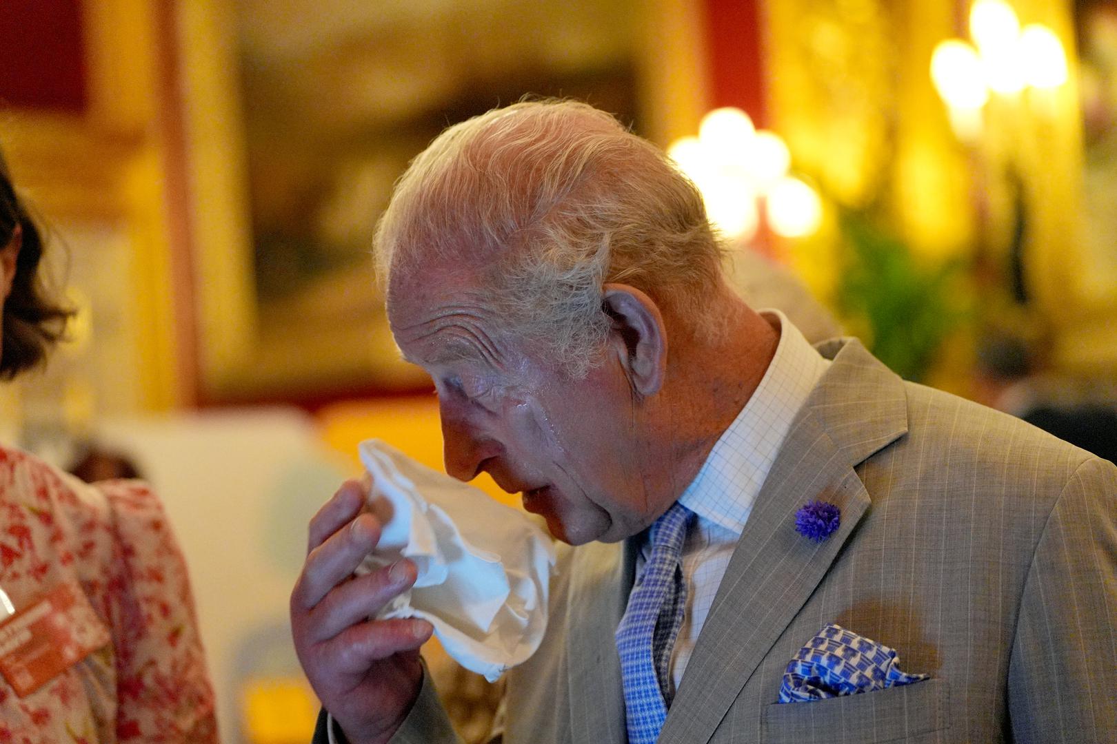 Kralj Charles III. viđen je tijekom prijema povodom Londonskog tjedna klime kako koristi rupčić da bi diskretno obrisao lice dok je razgovarao s okupljenim gostima. 