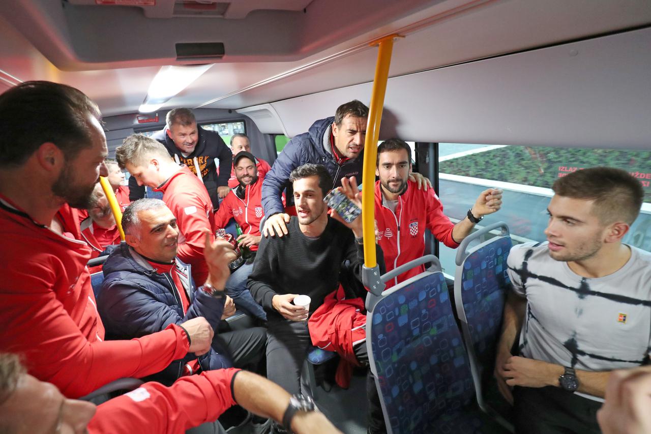 Tenisači slavili i u autobusu