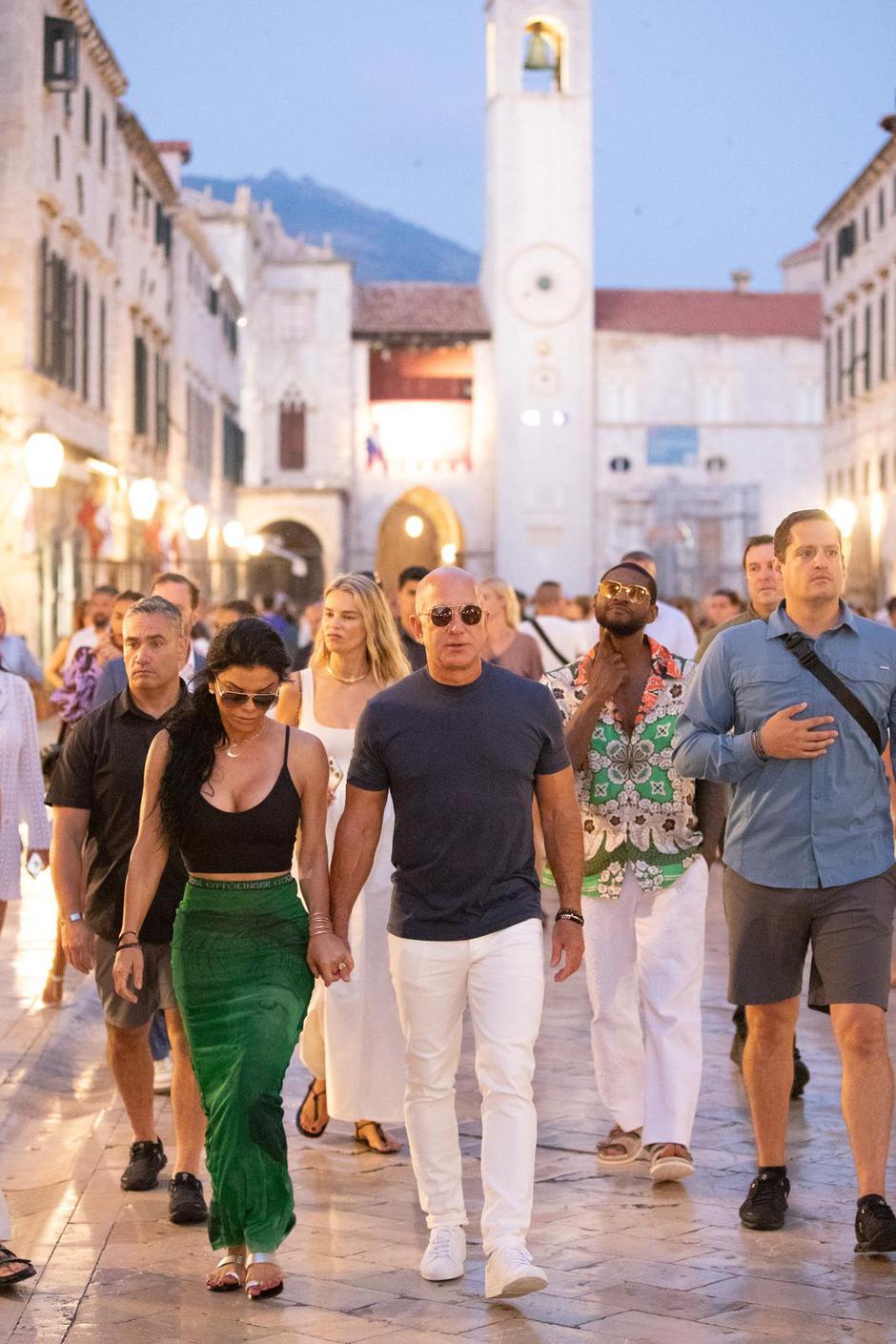 Osnivač Amazona Jeff Bezos i zaručnica Lauren Sanchez prošetali Stradunom