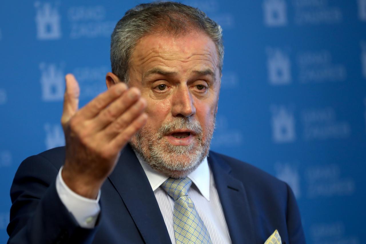 Zašto je niste ponijeli? Suradnike je Bandić pitao gdje je nagrada, jer ju je netko možda želio fotografirati