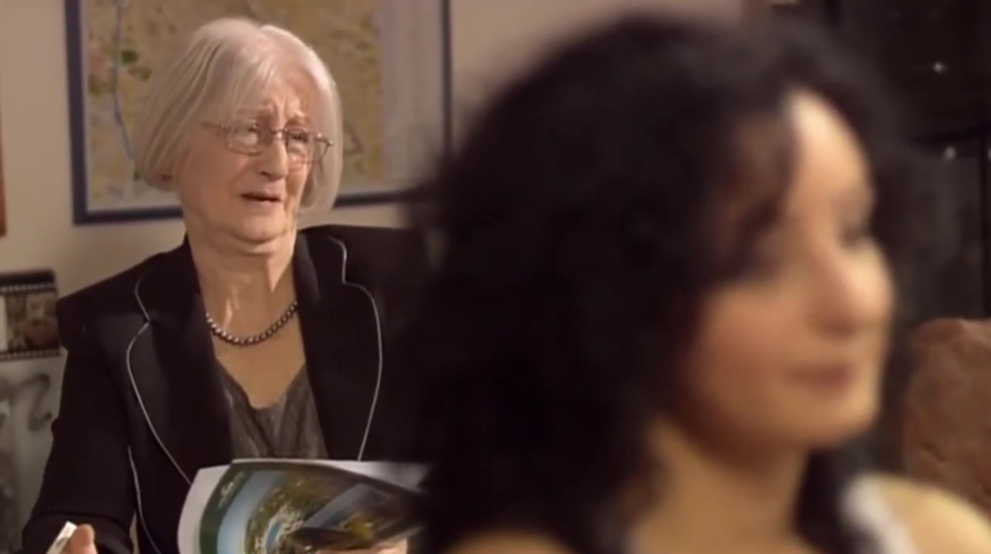 Odrasla je uz majku Abidu i sestru Bademu, koja je kasnije postala operna diva zagrebačkog HNK-a. Bila je iznimno energična, znatiželjna i sportski nadarena – bavila se mačevanjem, veslanjem, igrala nogomet, a u šahu je postala osmerostruka prvakinja Hrvatske i šahovski majstor. “Šah sam naučila u kazališnom kafiću, a ondje sam i upoznala svog budućeg supruga Marija Bertoka."