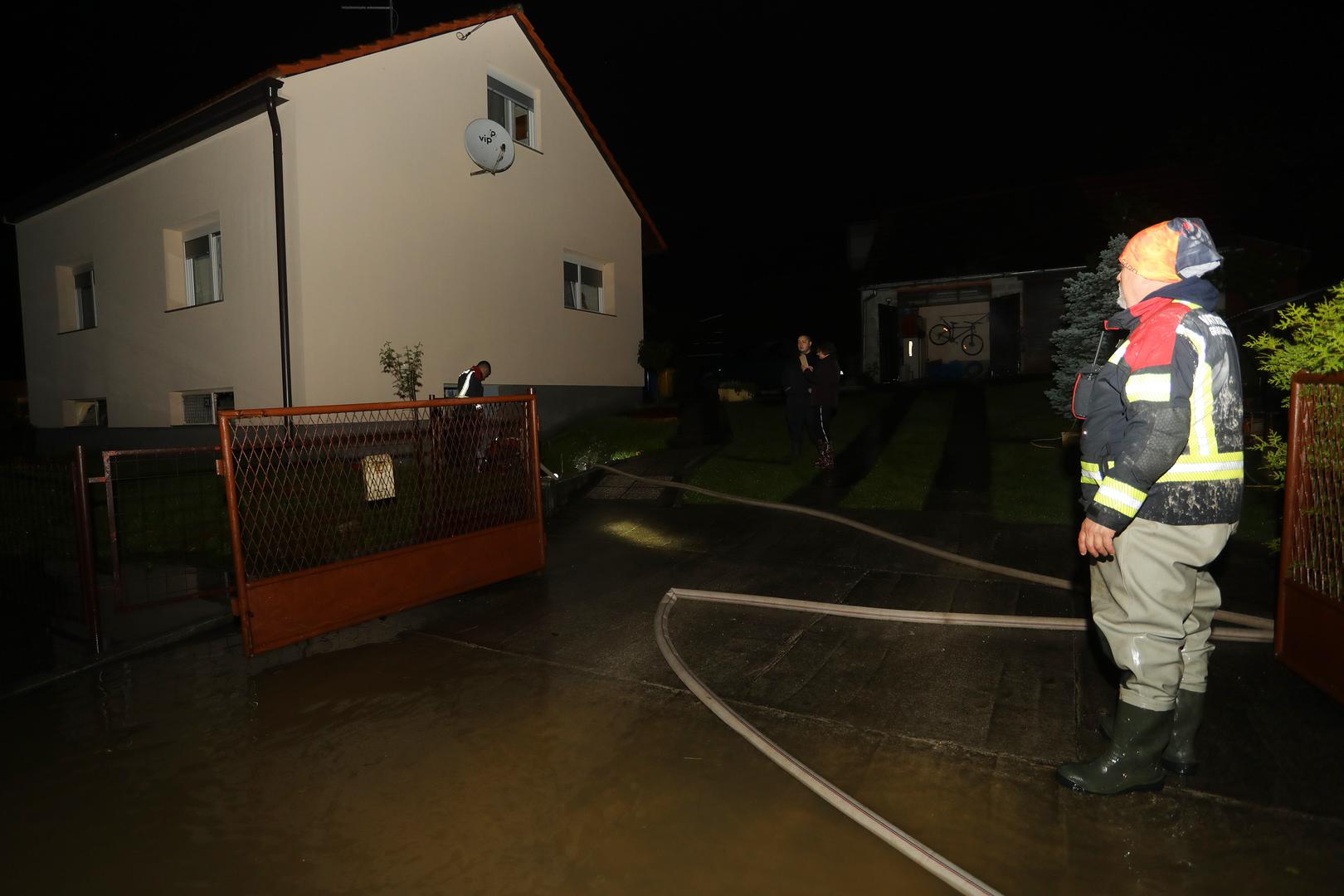 16.05.2023., Duga Resa - Zbog visokog vodostaja rijeke Mreznice poplavljena su brojna naselja oko Duga Rese. U Gornjem Mrzlom Polju brojne kuce su odsjecene i nema struje. Vatrogasci i HGSS  ispumpavaju vodu iz podruma kuca i dovoze vrece sa pijeskom. Photo: Kristina Stedul Fabac/PIXSELL