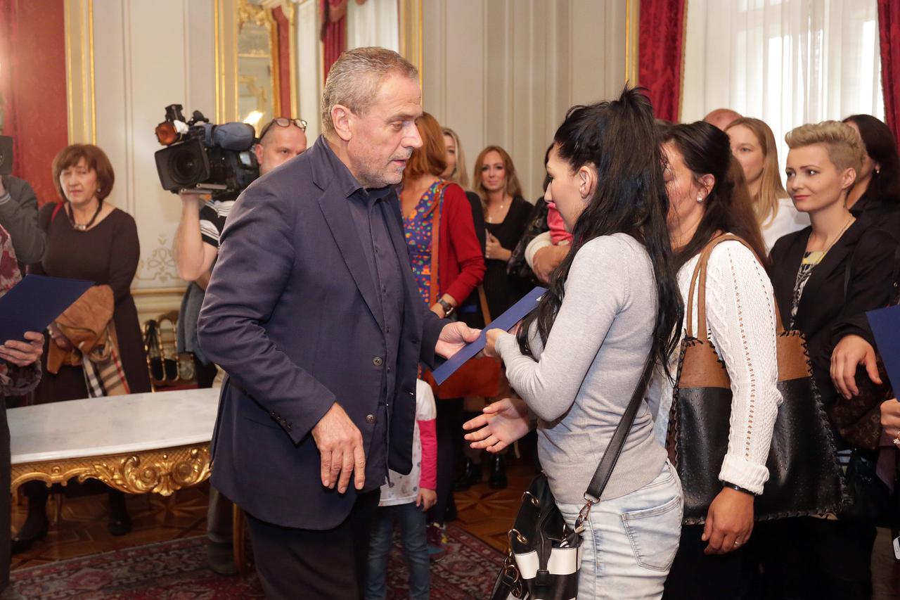 Bandić dodijelio prvih sto ugovora o statusu majkama odgajateljicama