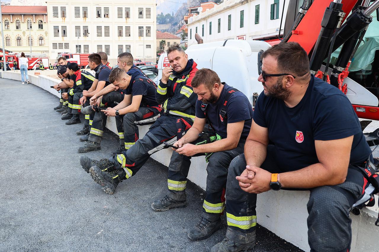 Vatrogasci cijelu noć gasili požar kod Omiša