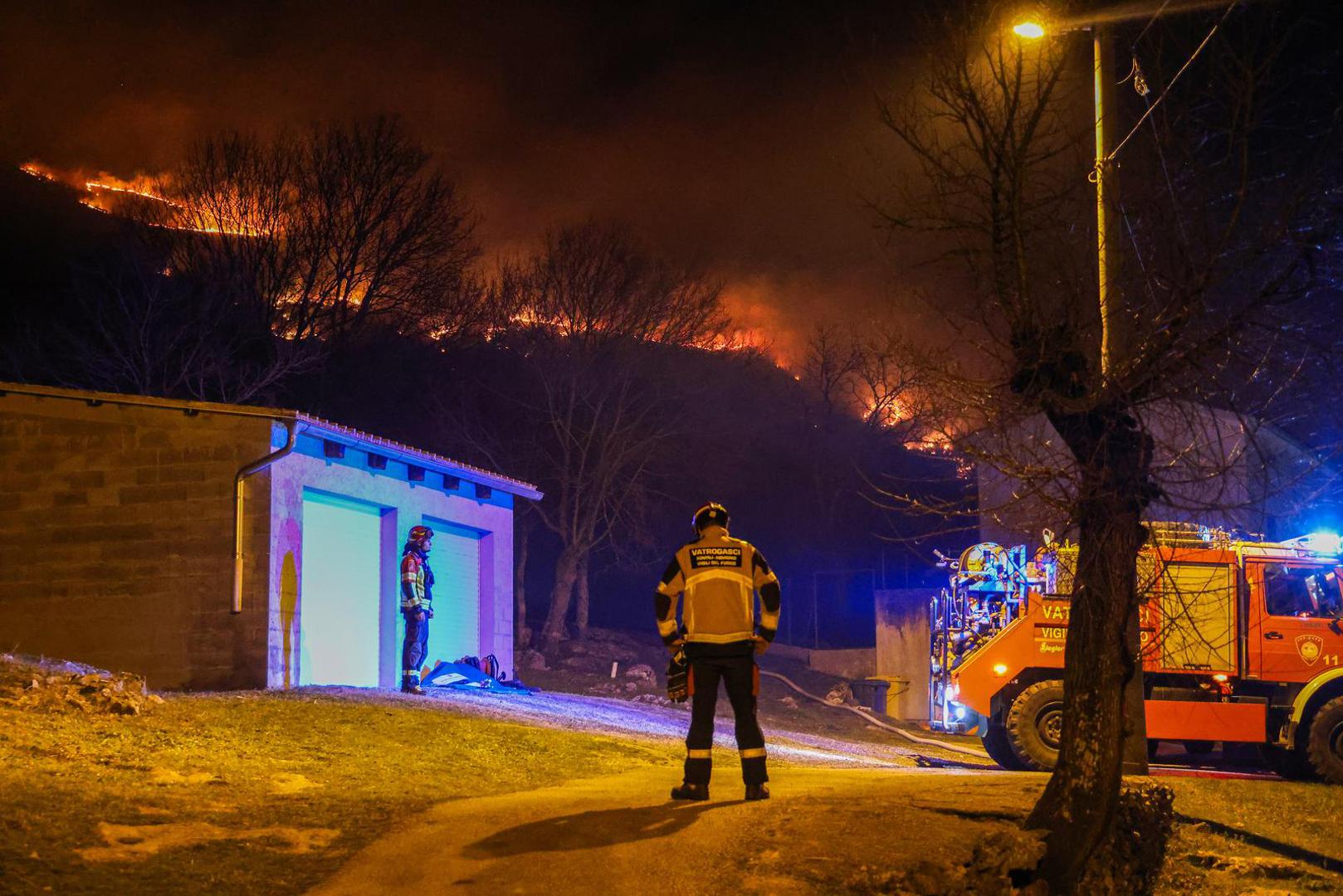 05.02.2025., Susnjevica- Danas oko 15 sati izbio je požar podno Učke, na području Kožljaka, točnije Jasenovika. Gori trava i nisko raslinje, a tamošnje kuće nisu ugrožene. Na terenu je 50 vatrogasaca s 15 vozila.  Photo: Srecko Niketic/PIXSELL