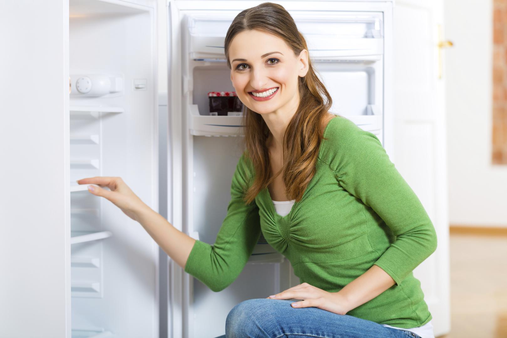 Upravo je previsoka temperatura u hladnjacima uzrok prebrze kvarljivosti namirnca zbog čega se poprilična količina hrane baca, piše Huffington Post. 