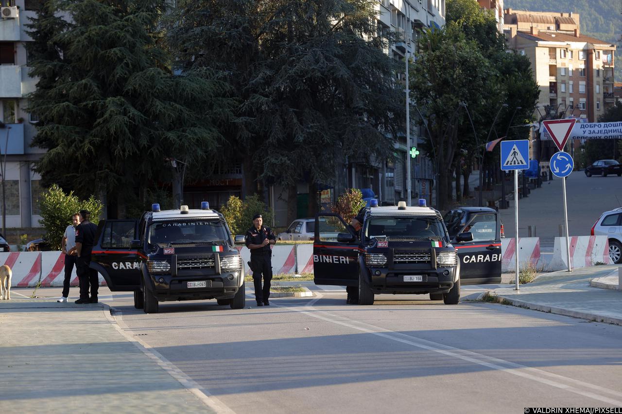 Kosovo: Na mostu koji povezuje sjeverni i južni dio Kosovske Mitrovice stoje talijanski karabinjeri