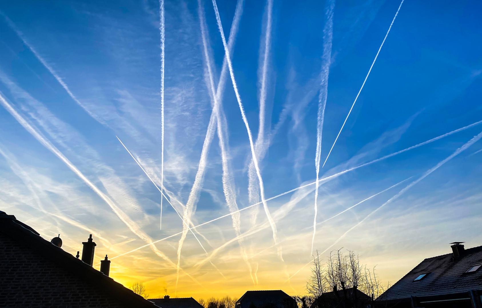 Chemtrails: Prema ovoj priči, tragovi aviona su tajno raspršivanje tvari radi kontrole ljudi ili vremena. Meteorologija i inženjerstvo motora daju jednostavnije objašnjenje: riječ je o kondenzacijskim tragovima vodene pare, a analize goriva i zraka ne nalaze 'skrivene kemikalije'.