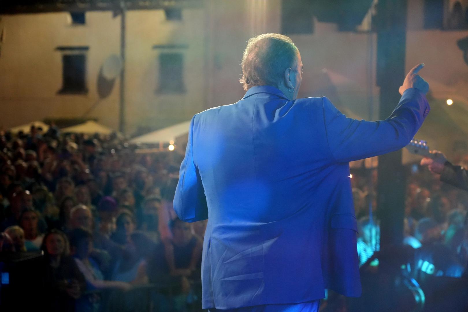 Grdović je bio dobro raspoložen pa se između pjesama šalio s publikom, s ponekima razgovarao, ali u prvim redovima prepoznao svoju dugogodišnju prijateljicu.