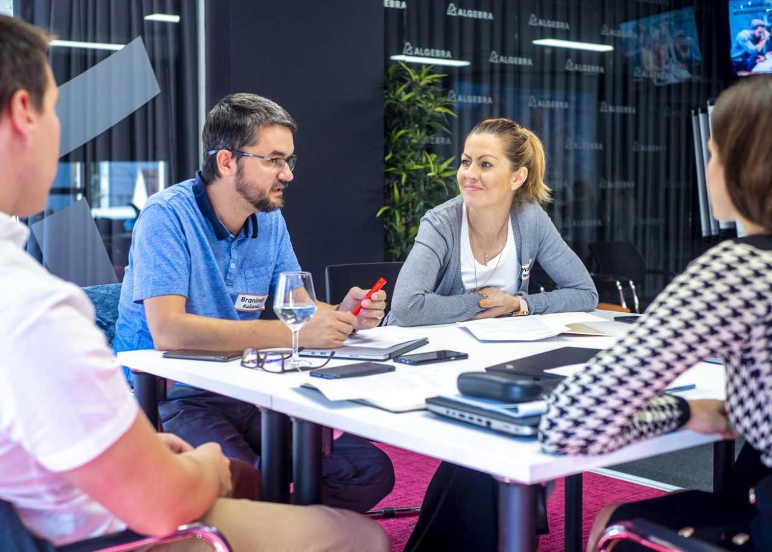 Praktičan pristup učenju, sa stvarnim temama u opuštenom okruženju