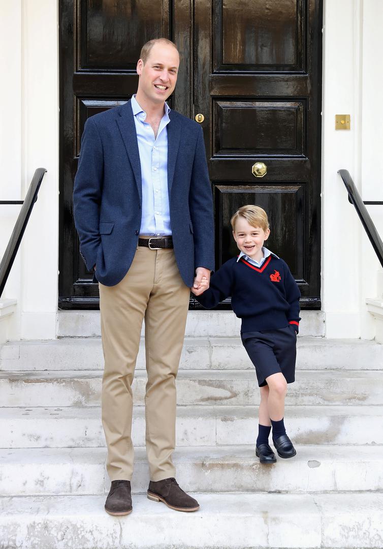 Naljepnica na njegovoj školskoj torbi otkrila je kako će George u školi biti upisan s prezimenom Cambridge. 