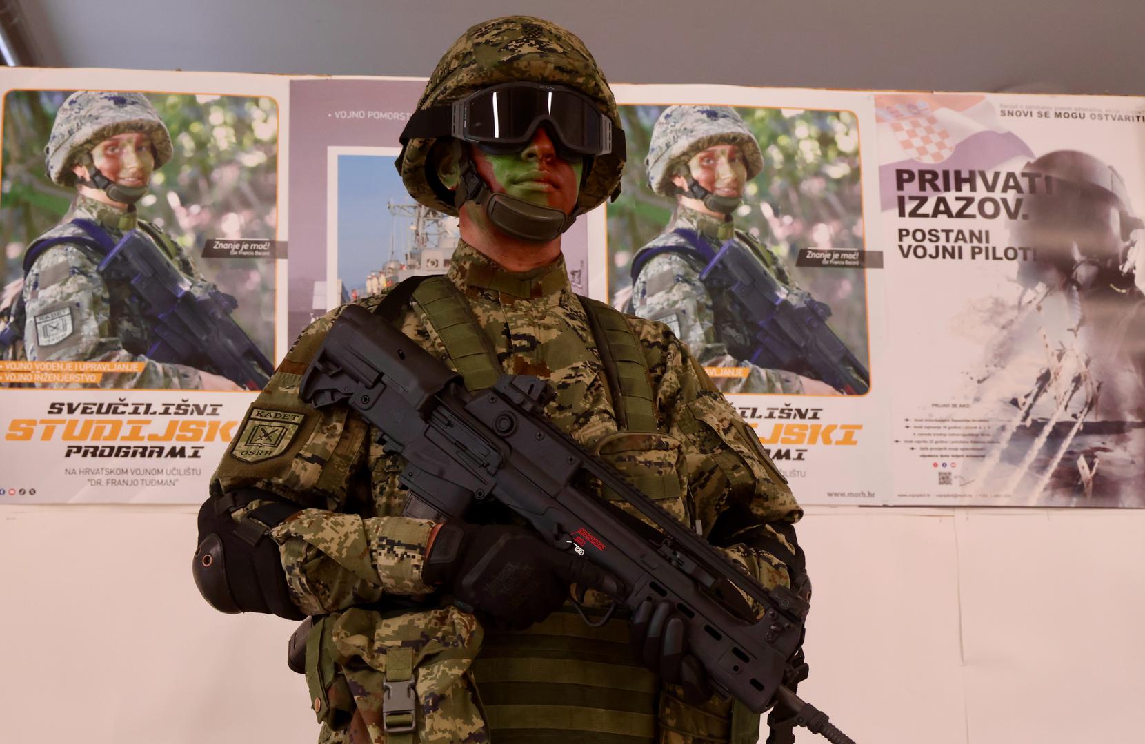 Predstavljena su i zanimanja vojnog pilota i vojnog kontrolora zračnog prometa, kao i uvjeti i način upisa na studij, provjere za upis te prava i obveze kadeta.