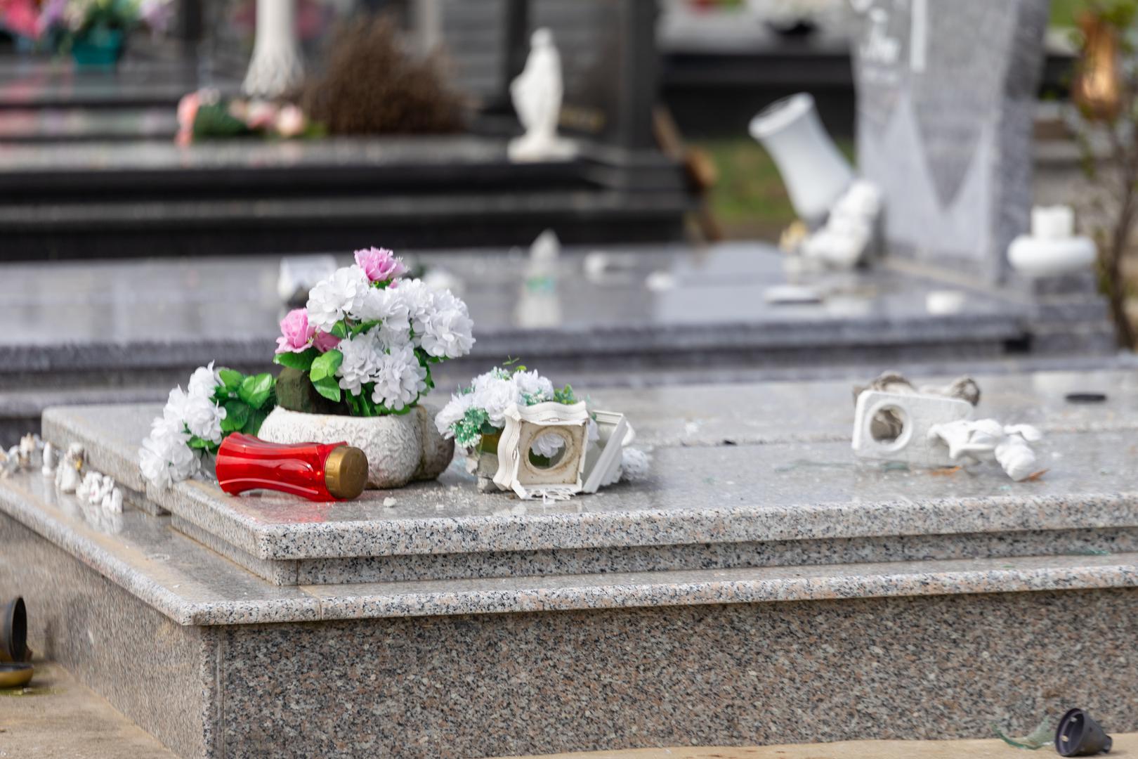 13.03.2024. Erdut - Vandali unistili 30tak grobova na katolickom groblju Photo: Borna jaksic/PIXSELL