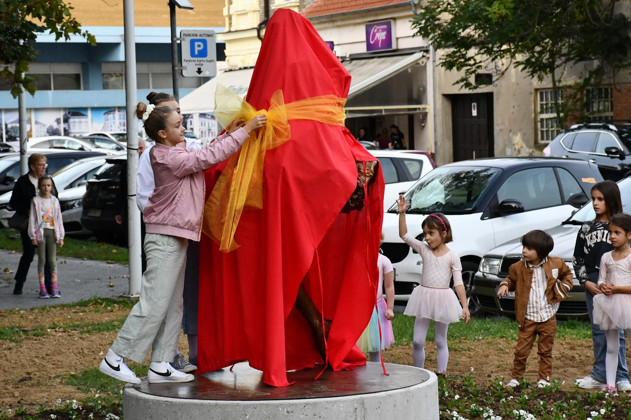 Slavonski Brod: Svečanost otkrivanja spomenika balerine Mije Čorak Slavenske