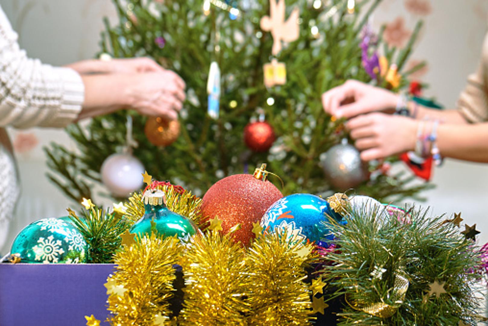 Psiholozi i psihijatri smatraju kako su osobe koje ranije ukrašavaju stan božićnim ukrasima puno sretnije od ostalih koji za to čekaju zadnji tren. 