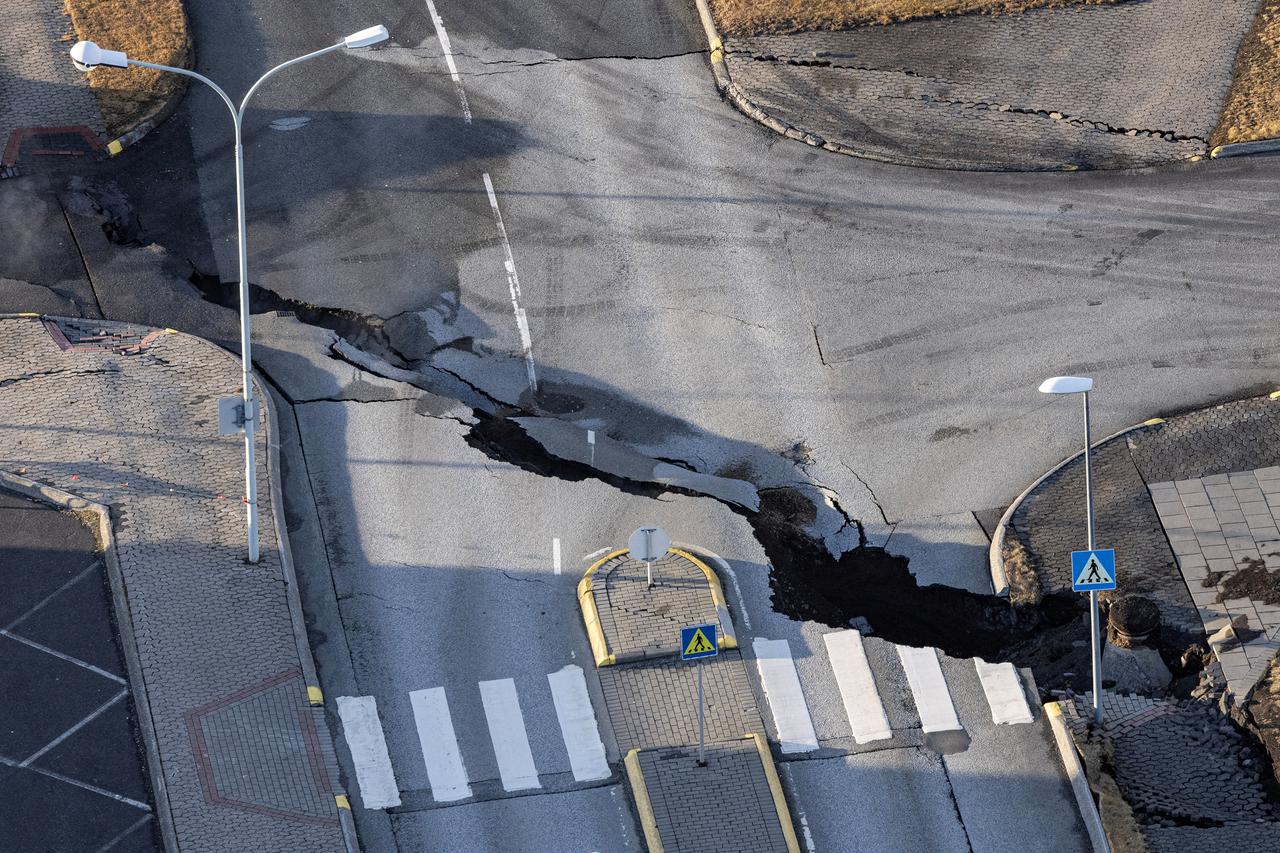 Risk of volcanic eruption in Iceland remains high