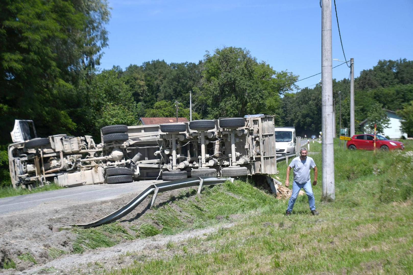 Veliki kamion prevrnuo se i zagradio obje trake ceste zbog čega se promet odvija obilazno.
