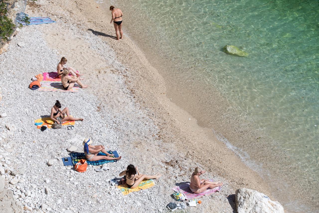 Rijeka: Građani uživaju u sunčanju na plaži Sablićevo