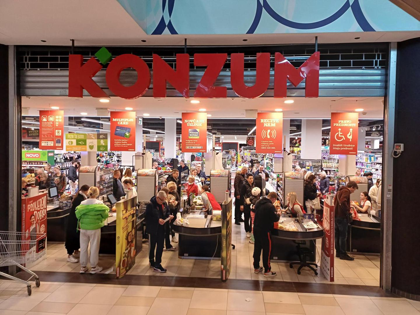 U trgovačkom centru Point gužva je najzamjetnija definitivno u Konzumu gdje rade gotovo sve blagajne, što se inače nikada ne događa, a i dalje je na svima red.

