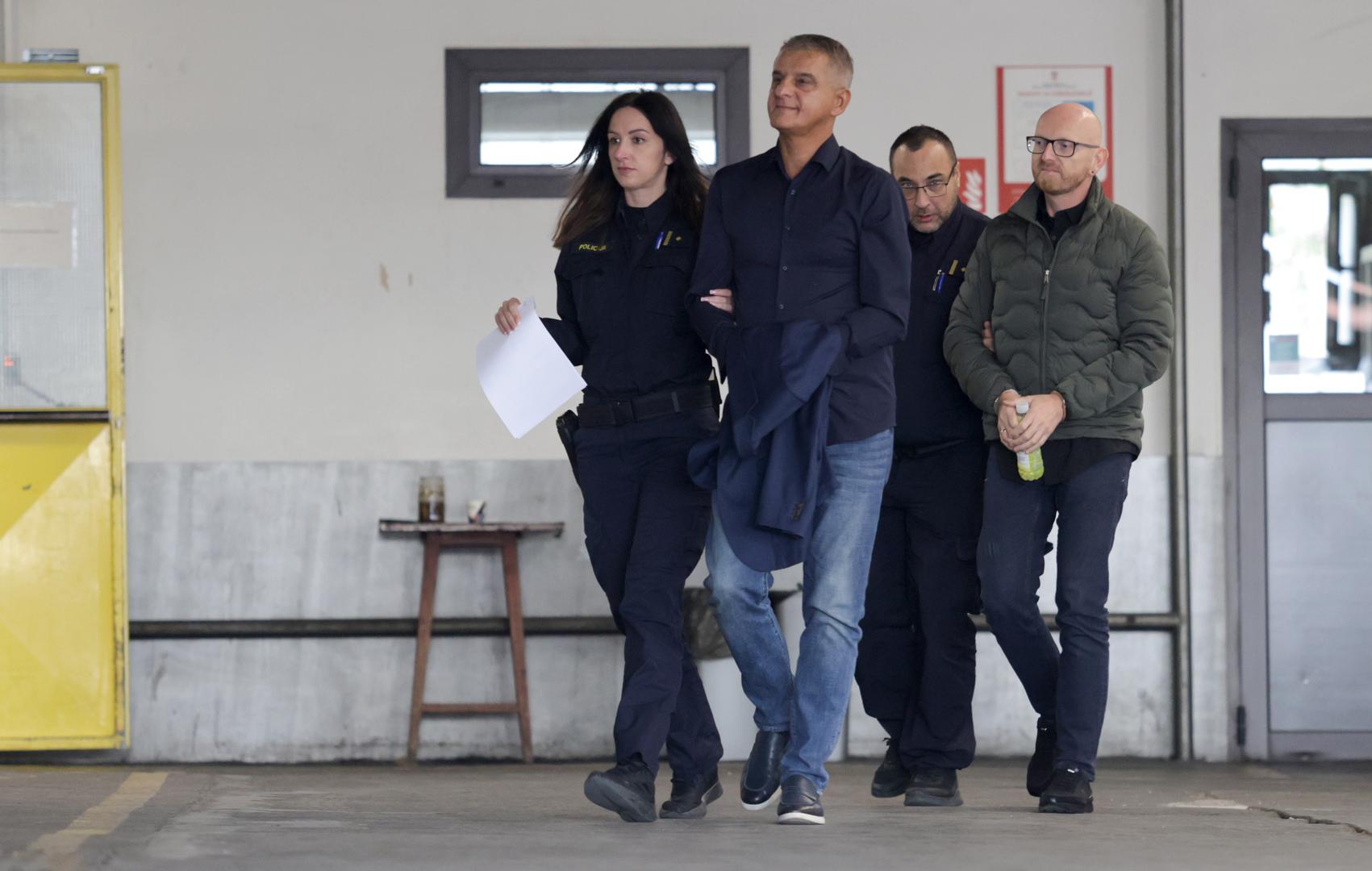 Istragom su obuhvaćeni, navode neslužbeno mediji, i tvrtka Ce-za-r, koja je dio Cios grupe, kao i član uprave tvrtke Željko Teufel te zlatar Paško Dodić i Snježa Tomljanović, direktorica Gradskog komunalnog društva Senj.