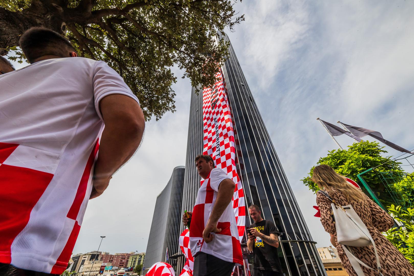 09.06.2024., Split - Postavljanje najvece zastave na najvecu zgradu u Hrvatskoj. Photo: Zvonimir Barisin/PIXSELL