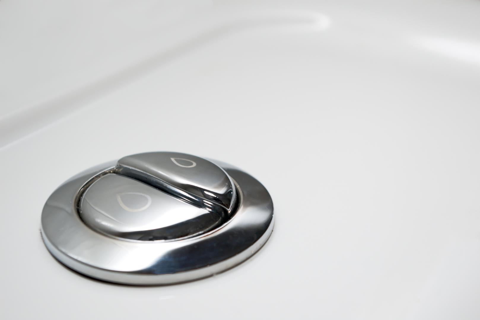 Moderni wc kotlići imaju dva gumba, manji i veći. Iako ste vjerojatno uvijek stiskali nasumično bilo koji ili oba u isto vrijeme i pitali se čemu služi manji, a čemu veći, imamo odgovor. 