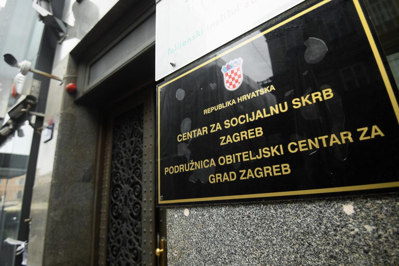 Zagreb: Postavljene poruke ispred Centra za socijalnu skrb kao upozorenje na sve propuste