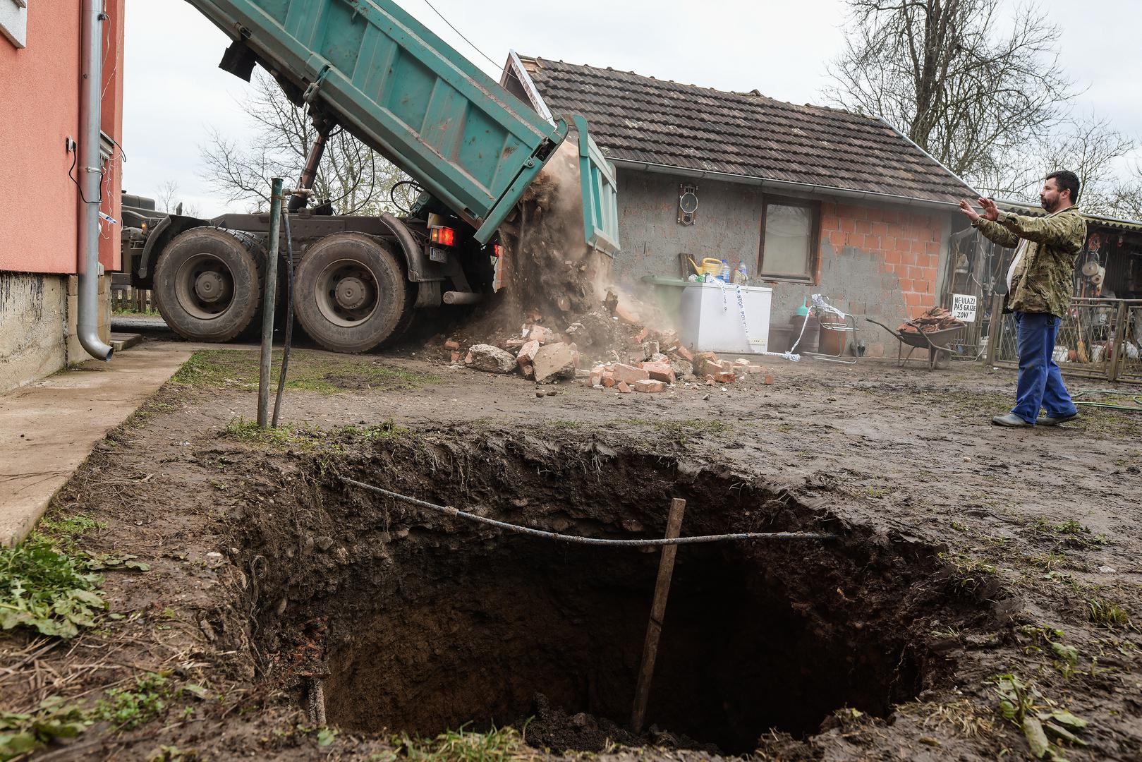 U selu Mecencani kod Petrinje otvorile su se rupe u zemlji koje se nalaze blizu kuća.