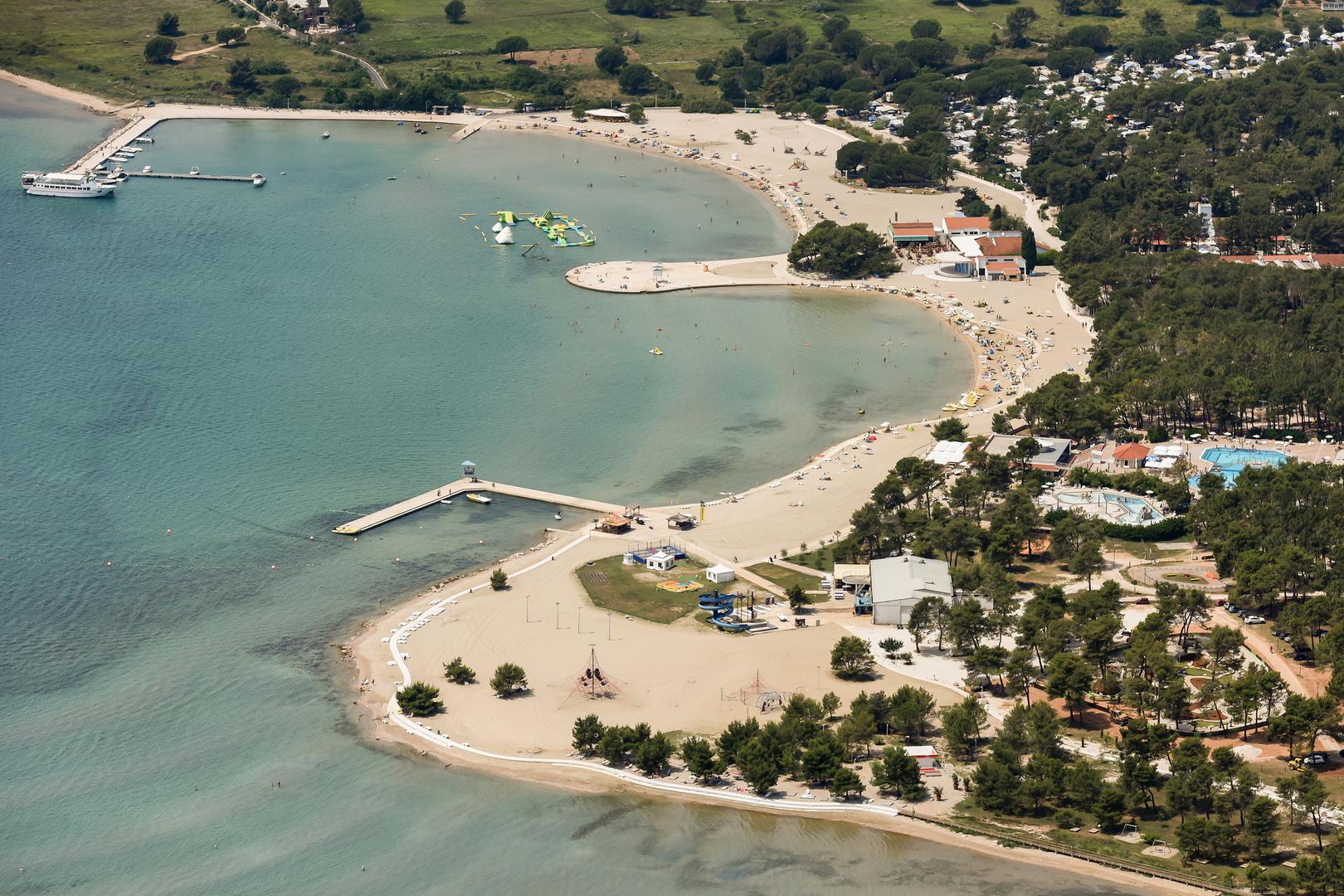 Zaton (Zaton pokraj Zadra)
Plaža koja se nalazi u turističkom naselju Zaton Holiday Resort. Plaža je okružena zabavnim parkovima za djecu, bazenima i toboganima te nizom ugostiteljskih objekata. Pješčana plaža savršena je za obitelji s djecom, koja mogu graditi pješčane dvorce, slobodno se kupati u plitkom moru, zabavljati se na brojnim igralištima i potražiti osvježenje u hladu borova ili na ležaljci ispod suncobrana. 