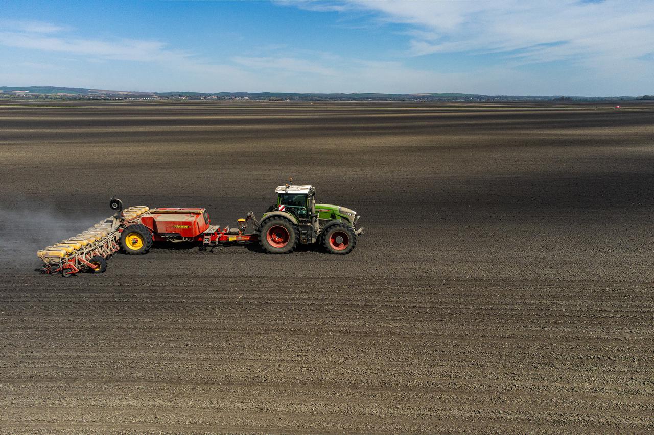 Ovogodišnju proljetnu sjetvu u Belju je obilježila nova sijačica koja je proizvedena za velike ratarske površine