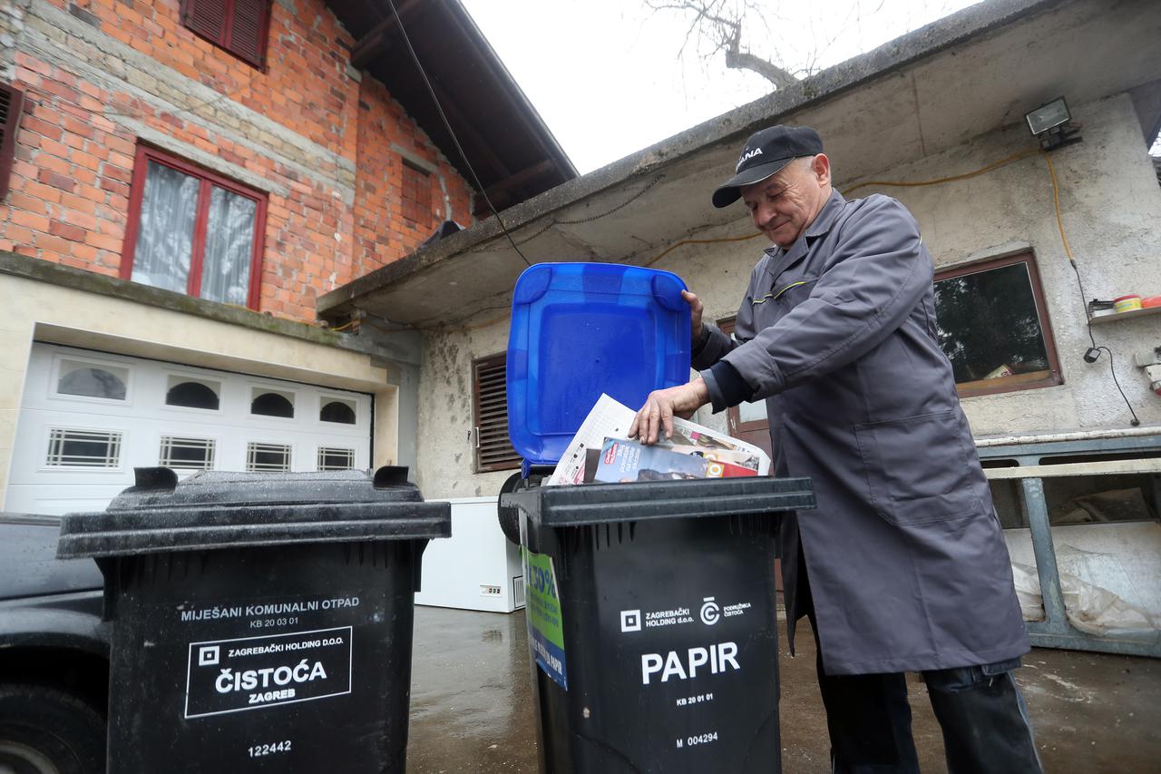 Stjepan Tkalec odvaja smeće za recikliranje