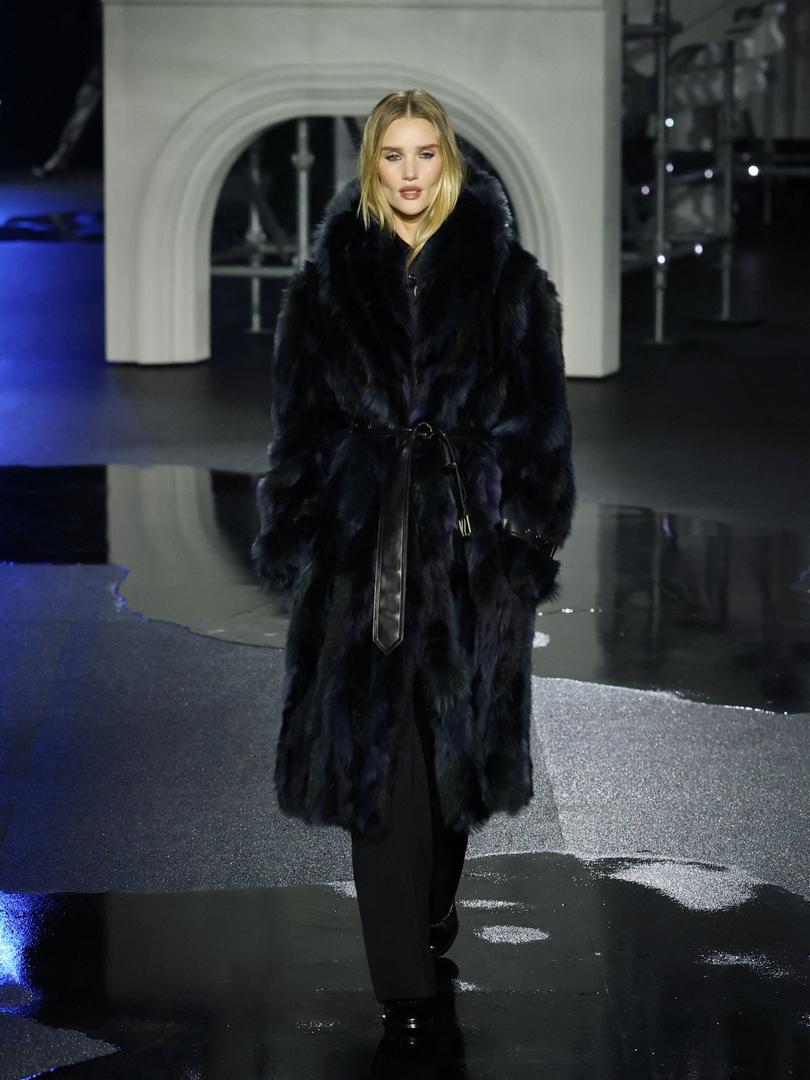 Što se dogodilo s Rosienim licem?“ napisala je jedna osoba. „Izgleda toliko drugačije“, komentirala je druga, dok je treća dodala: „Izgleda potpuno drugačije nego na svojim fotografijama.“ „Kad ti fotografije na Instagramu ne odgovaraju videima uživo.“