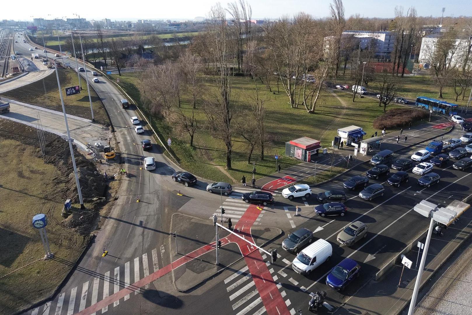 Nažalost, alternativa u vidu javnog prijevoza je slaba i nedostatna jer preko mosta već godinama ne vozi tramvaj, a linije 607 i 109 i druge linije sa Savskog mosta bilježe kašnjenja jer upadaju u istu kolonu kao i automobili. 