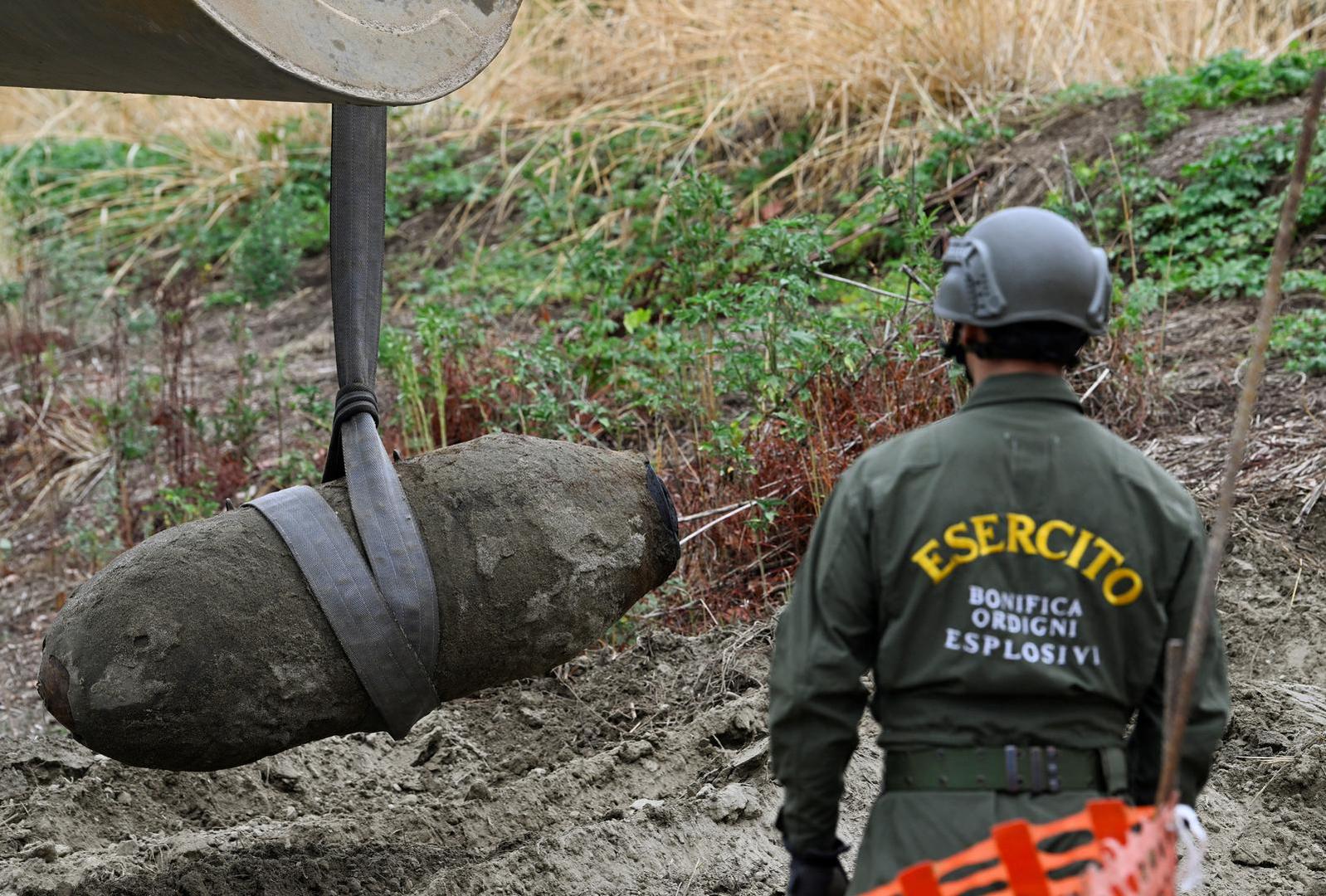 Members of the Italian army remove a World War Two bomb that was discovered in the dried-up River Po which has been suffering from the worst drought in 70 years, in Borgo Virgilio, Italy, August 7, 2022. REUTERS/Flavio Lo Scalzo Photo: FLAVIO LO SCALZO/REUTERS