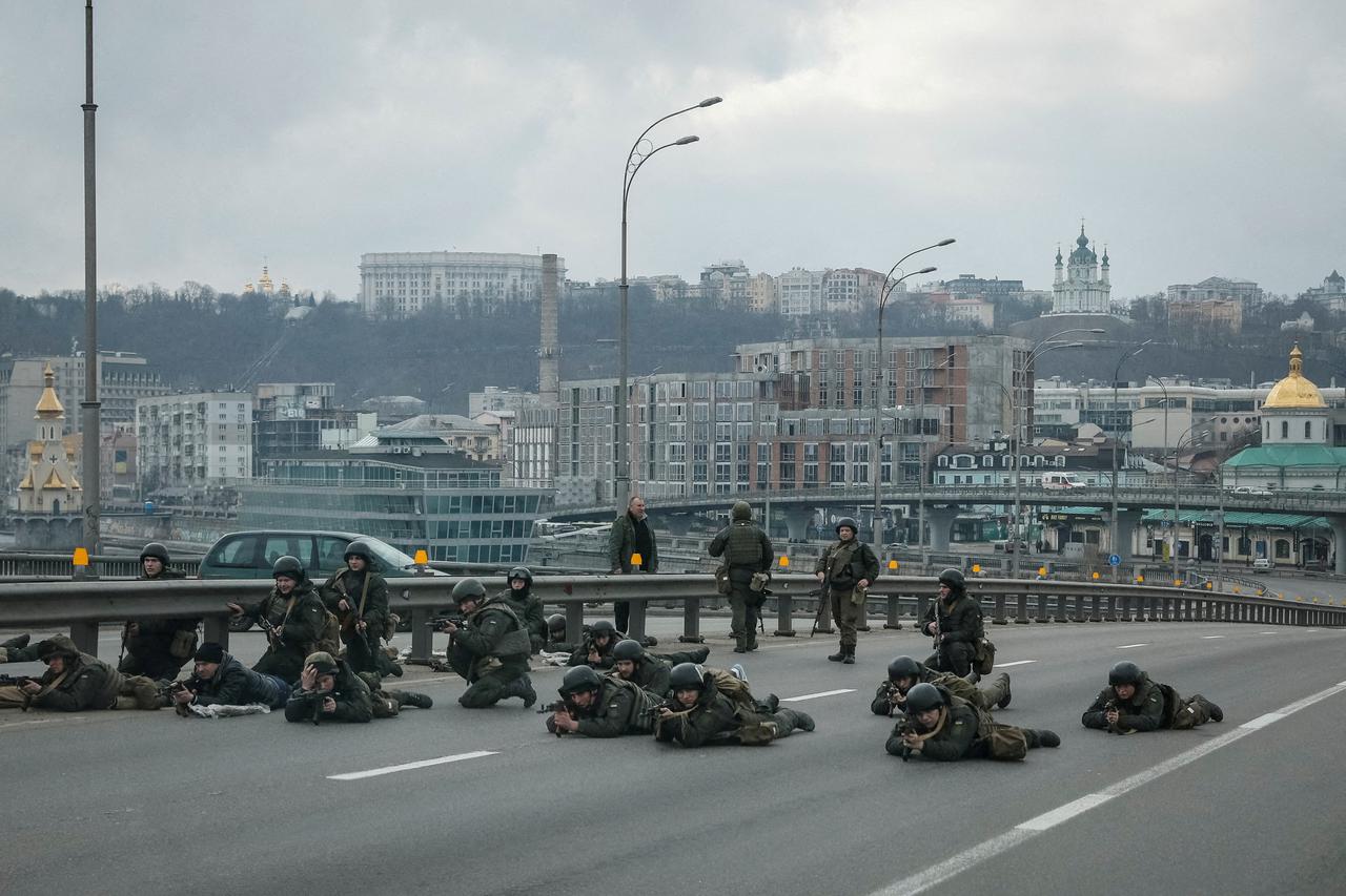 FILE PHOTO: Servicemen of the Ukrainian National Guard take positions in central Kyiv