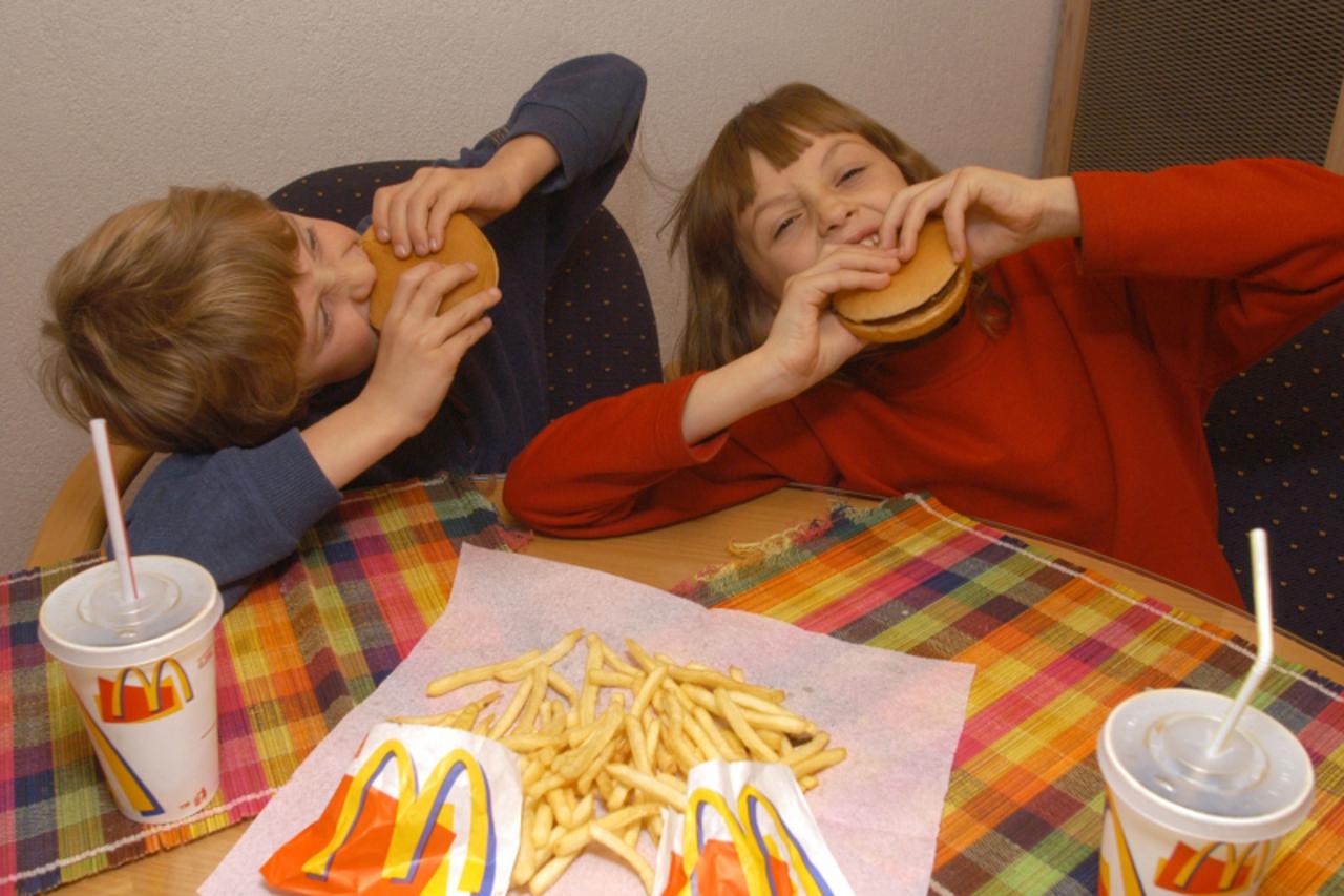 Djeca jedu fast food