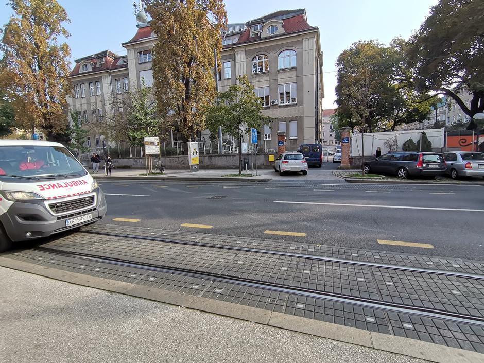 Zbog vozila koja su se parkirala ispred ulaza, hitna pomoć nije mogla ući u dvorište Klinike