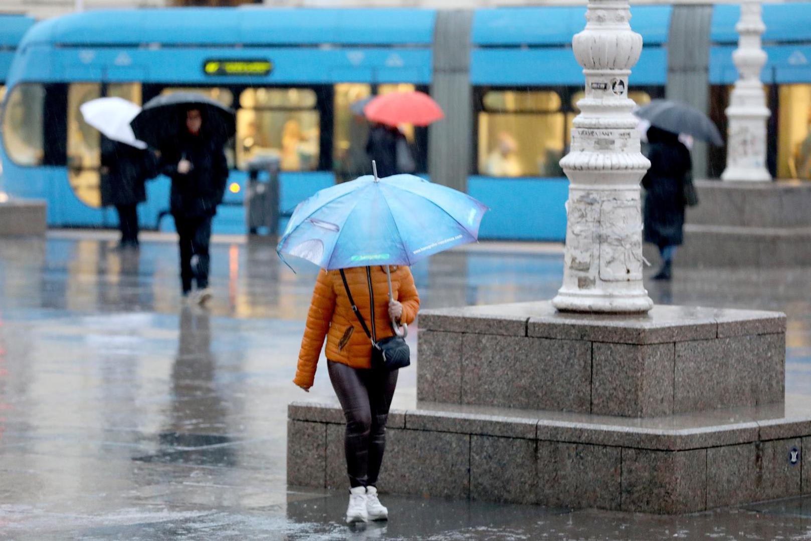 16.01.2023., Zagreb - Pogorsanje vremene sa jakom kisom koja od nocas pada u vecem dijelu Hrvatske tijekom tjedna bi prema prognozama moglo donijeti i snijeg u nizinama.  Photo: Patrik Macek/PIXSELL