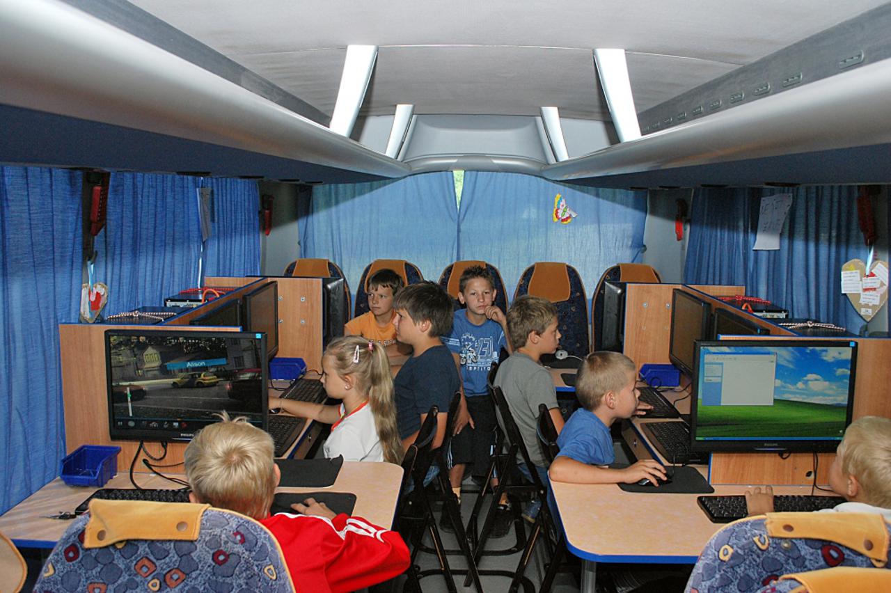 Atraktivna unutrašnjost autobusa privukla je djecu