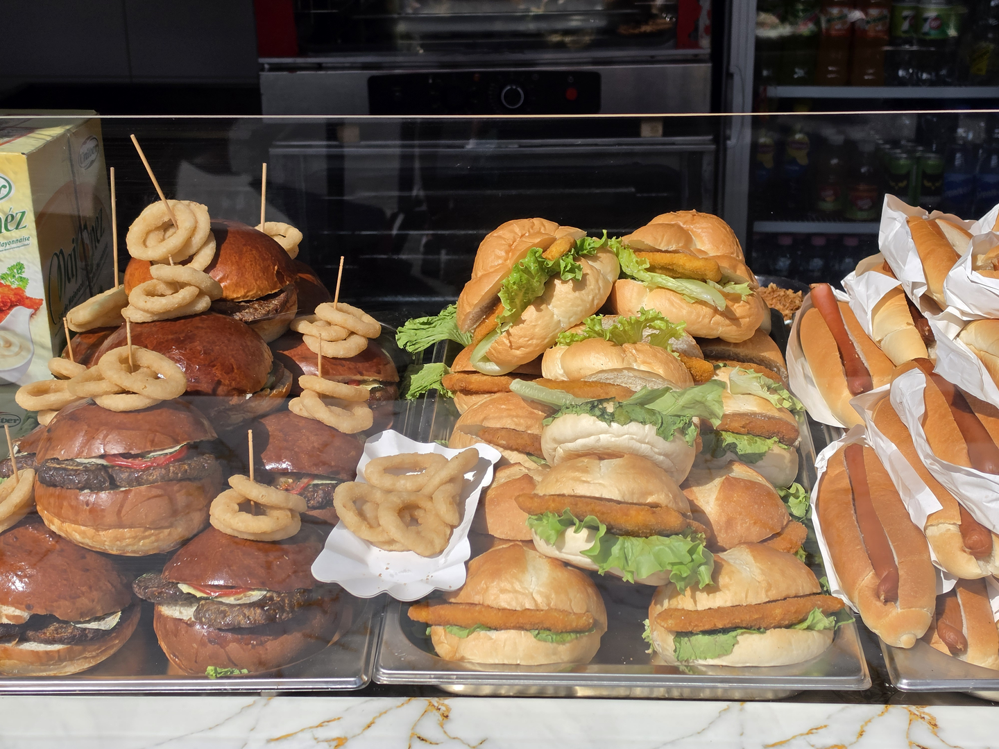 Ovo je odličan način za uštedu, no ako se ipak odlučite za ponudu na stazi, pripremite se na cijene od oko 5,5 eura za pola litre piva, četiri eura za sok ili vodu, te oko 15 eura i više za hamburger. 
