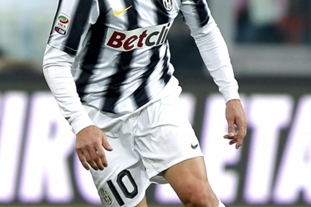 'Juventus\' Alessandro Del Piero runs with the ball during the Italian serie A football match between Juventus and Cagliari at the Juventus Stadium in Turin on January 15, 2012. AFP PHOTO / FABIO MUZZ