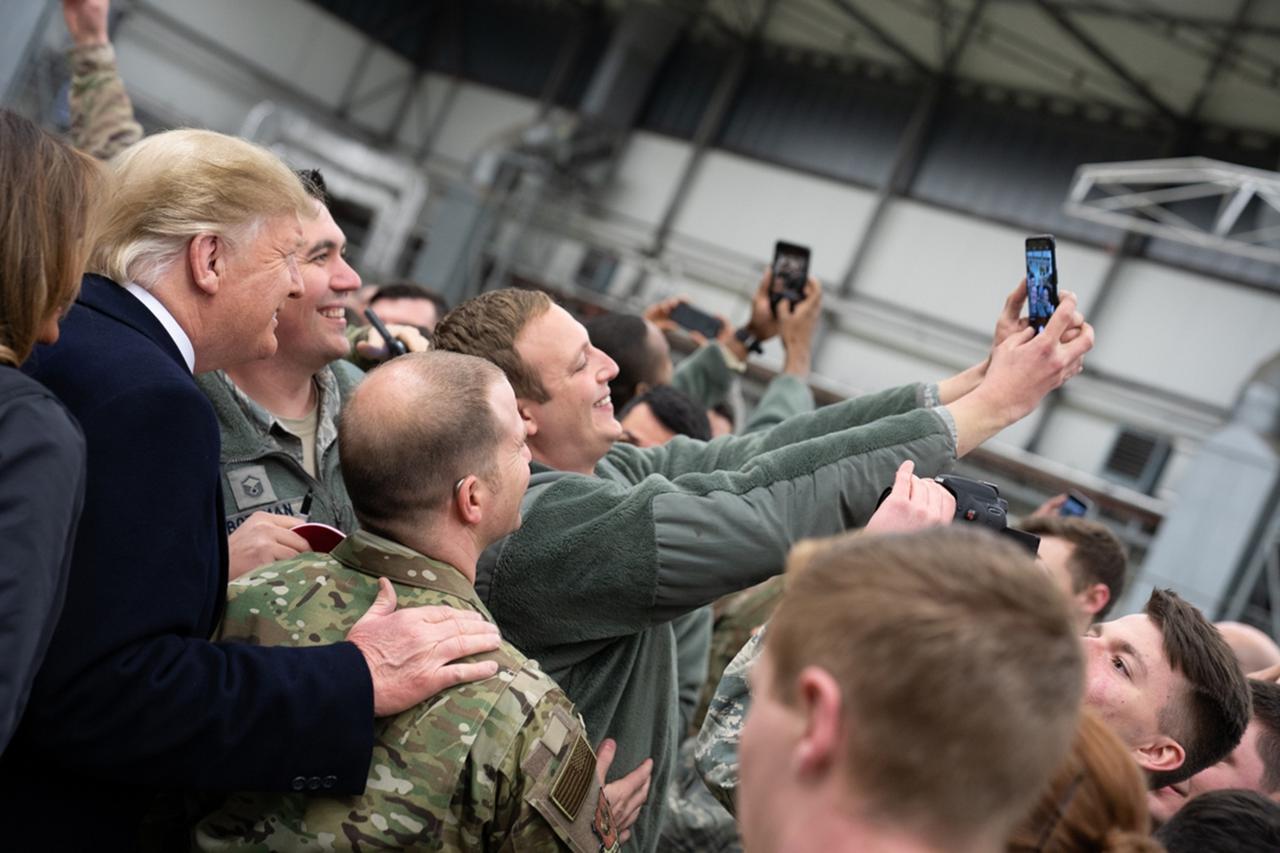 Donald et Melania Trump dans une base américaine en Allemagne.