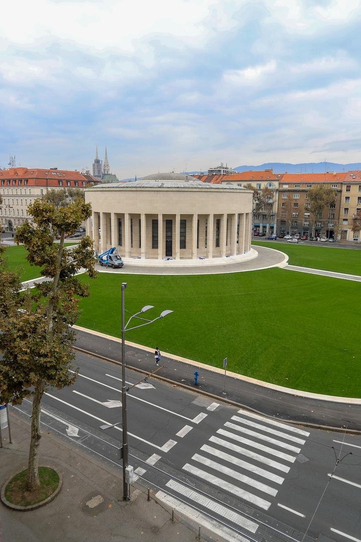 Ovo arhitektonsko remek - djelo još je poznato pod nazivom Džamija, a službeno ime objekta je Dom HDLU - Dom hrvatskog društva likovnih umjetnika.