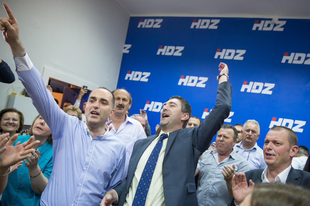 Dubrovnik: Slavlje u stožeru HDZ-a nakon objave prvih neslužbenih rezultata izbora