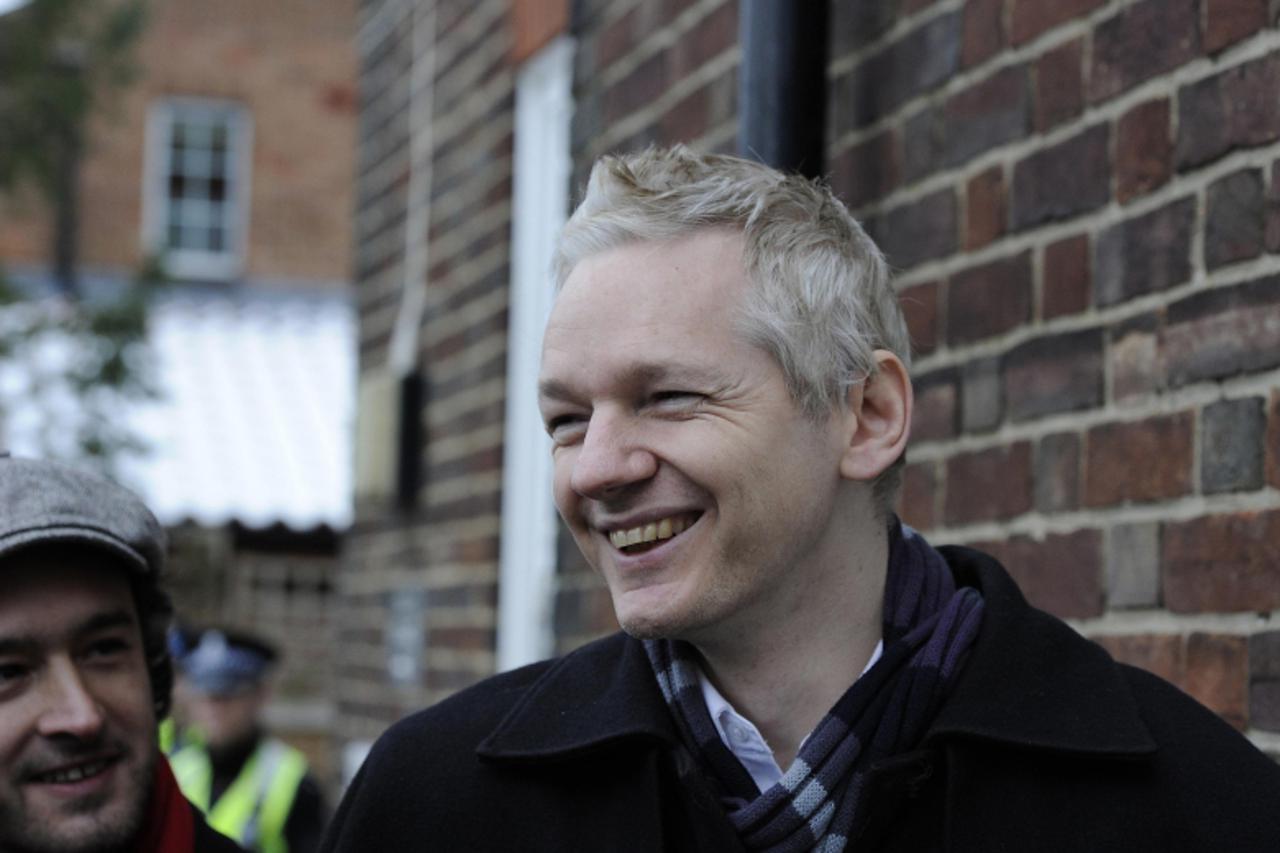 'WikiLeaks founder Julian Assange speaks to the media outside Beccles police station in Suffolk, England December 19, 2010. A daily visit to the police is one of the terms of his bail.  REUTERS/Paul H