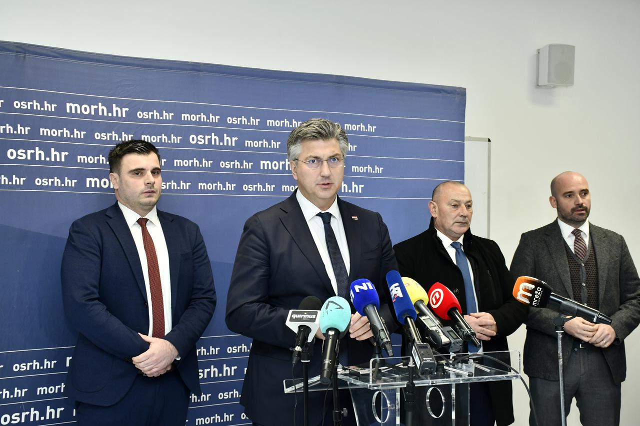 Premijer Plenković u Petrinji obišao kuću u izgradnji te uručio niz ugovora i sporazuma
